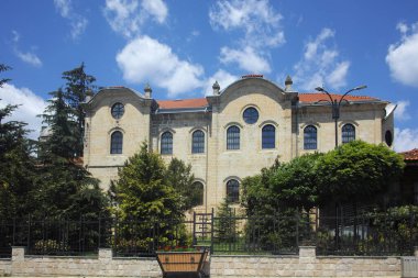 KOTEL, BULGARIA - 1 AĞUSTOS 2014: Bulgaristan 'ın Sliven Bölgesi' ndeki tarihi Kotel kentinde 19. yüzyıl binası