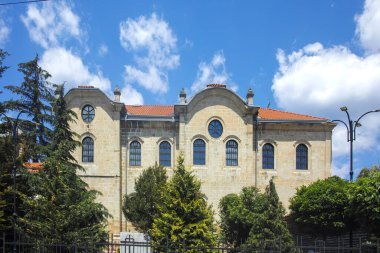 KOTEL, BULGARIA - 1 AĞUSTOS 2014: Bulgaristan 'ın Sliven Bölgesi' ndeki tarihi Kotel kentinde 19. yüzyıl binası
