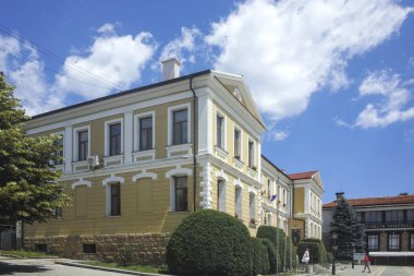 KOTEL, BULGARIA - 1 AĞUSTOS 2014: Bulgaristan 'ın Sliven Bölgesi' ndeki tarihi Kotel kentinde 19. yüzyıl binası