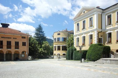 KOTEL, BULGARIA - 1 AĞUSTOS 2014: Bulgaristan 'ın Sliven Bölgesi' ndeki tarihi Kotel kentinde 19. yüzyıl binası