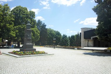 KOTEL, BULGARIA - 1 AĞUSTOS 2014: Bulgaristan 'ın Sliven Bölgesi' ndeki tarihi Kotel kentinde 19. yüzyıl binası