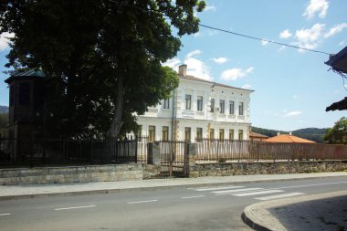 KOTEL, BULGARIA - 1 AĞUSTOS 2014: Bulgaristan 'ın Sliven Bölgesi' ndeki tarihi Kotel kentinde 19. yüzyıl binası