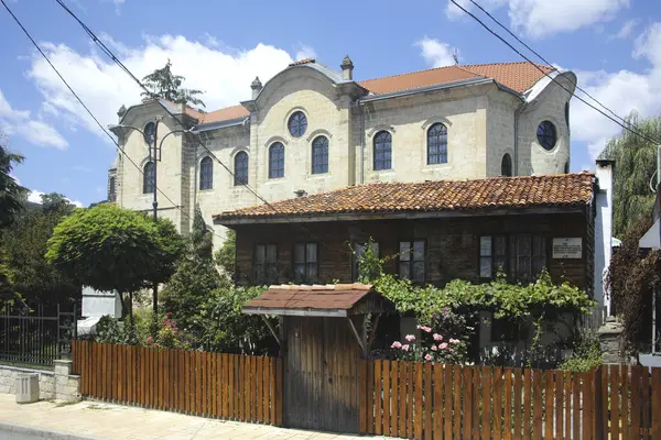 KOTEL, BULGARIA - 1 AĞUSTOS 2014: Bulgaristan 'ın Sliven Bölgesi' ndeki tarihi Kotel kentinde 19. yüzyıl binası