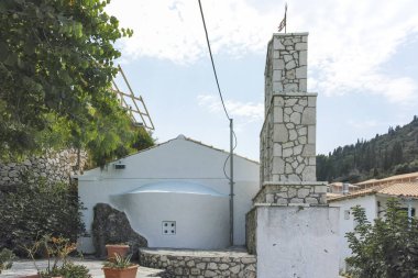 AGIOS NIKITAS, LEFKADA, GREECE - 25 AĞUSTOS 2023: Yunanistan 'ın Lefkada kentindeki Agios Nikitas köyünün yaz manzarası