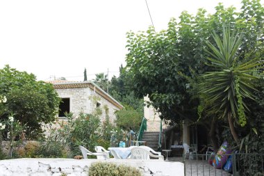 AGIOS NIKITAS, LEFKADA, GREECE - 25 AĞUSTOS 2023: Yunanistan 'ın Lefkada kentindeki Agios Nikitas köyünün yaz manzarası