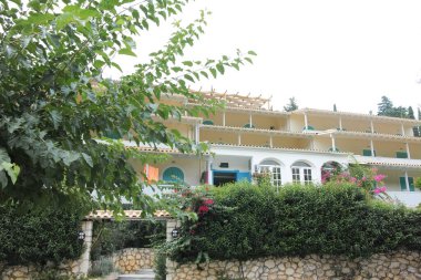 AGIOS NIKITAS, LEFKADA, GREECE - 25 AĞUSTOS 2023: Yunanistan 'ın Lefkada kentindeki Agios Nikitas köyünün yaz manzarası