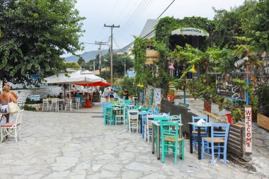 AGIOS NIKITAS, LEFKADA, GREECE - 25 AĞUSTOS 2023: Yunanistan 'ın Lefkada kentindeki Agios Nikitas köyünün yaz manzarası