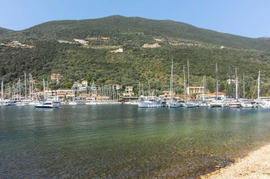 SIVOTA, LEFKADA, GREECE - 26 Ağustos 2023: Yunanistan 'ın Lefkada kentindeki Sivota köyünün yaz manzarası