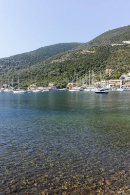 SIVOTA, LEFKADA, GREECE - 26 Ağustos 2023: Yunanistan 'ın Lefkada kentindeki Sivota köyünün yaz manzarası