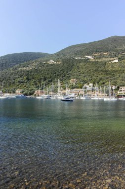 SIVOTA, LEFKADA, GREECE - 26 Ağustos 2023: Yunanistan 'ın Lefkada kentindeki Sivota köyünün yaz manzarası