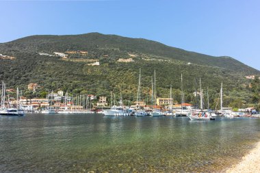 SIVOTA, LEFKADA, GREECE - 26 Ağustos 2023: Yunanistan 'ın Lefkada kentindeki Sivota köyünün yaz manzarası