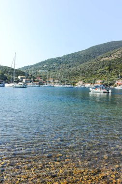 SIVOTA, LEFKADA, GREECE - 26 Ağustos 2023: Yunanistan 'ın Lefkada kentindeki Sivota köyünün yaz manzarası