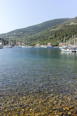 SIVOTA, LEFKADA, GREECE - 26 Ağustos 2023: Yunanistan 'ın Lefkada kentindeki Sivota köyünün yaz manzarası