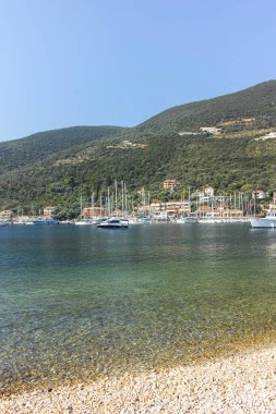 SIVOTA, LEFKADA, GREECE - 26 Ağustos 2023: Yunanistan 'ın Lefkada kentindeki Sivota köyünün yaz manzarası
