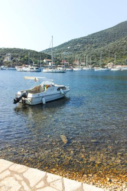 SIVOTA, LEFKADA, GREECE - 26 Ağustos 2023: Yunanistan 'ın Lefkada kentindeki Sivota köyünün yaz manzarası