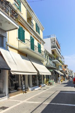LEFKADA TOWN, GREECE - 26 AĞUSTOS 2023: Tipik Sokak ve Yunanistan 'ın İyon Adaları kentindeki bina