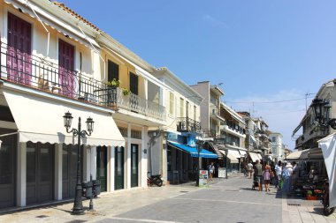 LEFKADA TOWN, GREECE - 26 AĞUSTOS 2023: Tipik Sokak ve Yunanistan 'ın İyon Adaları kentindeki bina