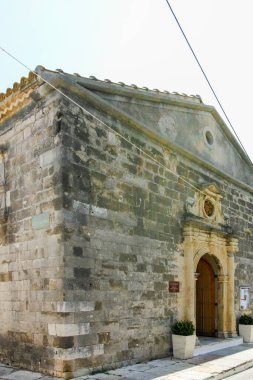 LEFKADA TOWN, GREECE - 26 AĞUSTOS 2023: Tipik Sokak ve Yunanistan 'ın İyon Adaları kentindeki bina