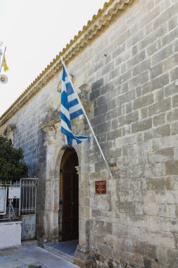 LEFKADA TOWN, GREECE - 26 AĞUSTOS 2023: Tipik Sokak ve Yunanistan 'ın İyon Adaları kentindeki bina