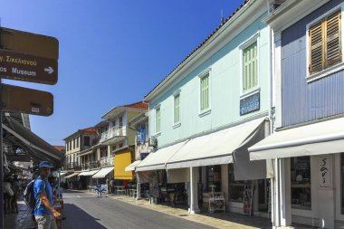 LEFKADA TOWN, GREECE - 26 AĞUSTOS 2023: Tipik Sokak ve Yunanistan 'ın İyon Adaları kentindeki bina