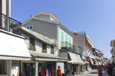 LEFKADA TOWN, GREECE - 26 AĞUSTOS 2023: Tipik Sokak ve Yunanistan 'ın İyon Adaları kentindeki bina