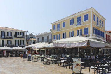 LEFKADA TOWN, GREECE - 26 AĞUSTOS 2023: Tipik Sokak ve Yunanistan 'ın İyon Adaları kentindeki bina