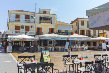 LEFKADA TOWN, GREECE - 26 AĞUSTOS 2023: Tipik Sokak ve Yunanistan 'ın İyon Adaları kentindeki bina