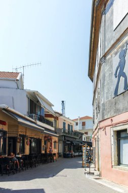 LEFKADA TOWN, GREECE - 26 AĞUSTOS 2023: Tipik Sokak ve Yunanistan 'ın İyon Adaları kentindeki bina