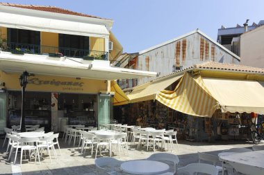 LEFKADA TOWN, GREECE - 26 AĞUSTOS 2023: Tipik Sokak ve Yunanistan 'ın İyon Adaları kentindeki bina