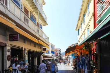 LEFKADA TOWN, GREECE - 26 AĞUSTOS 2023: Tipik Sokak ve Yunanistan 'ın İyon Adaları kentindeki bina