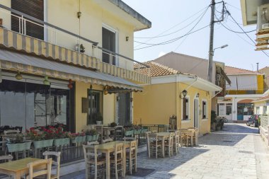 LEFKADA TOWN, GREECE - 26 AĞUSTOS 2023: Tipik Sokak ve Yunanistan 'ın İyon Adaları kentindeki bina