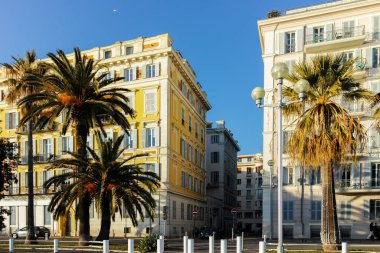 GÜZEL, FRANCE - 25 HAZİRAN 2024: Nice, Provence Alpes-Cote d 'Azur, Fransa' nın sahil caddesinin günbatımı Panoraması