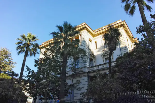 GÜZEL, FRANCE - 25 HAZİRAN 2024: Nice, Provence Alpes-Cote d 'Azur, Fransa' nın sahil caddesinin günbatımı Panoraması