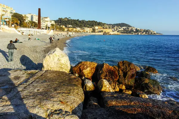 GÜZEL, FRANCE - 25 HAZİRAN 2024: Nice, Provence Alpes-Cote d 'Azur, Fransa' nın sahil caddesinin günbatımı Panoraması