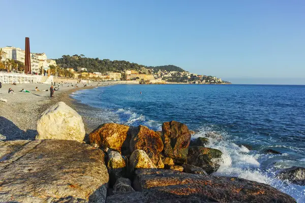 GÜZEL, FRANCE - 25 HAZİRAN 2024: Nice, Provence Alpes-Cote d 'Azur, Fransa' nın sahil caddesinin günbatımı Panoraması