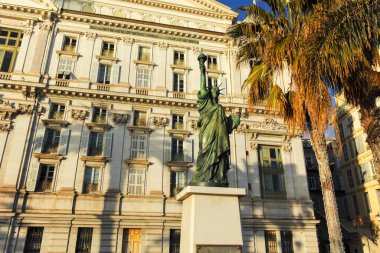 GÜZEL, FRANCE - 25 HAZİRAN 2024: Nice, Provence Alpes-Cote d 'Azur, Fransa' nın sahil caddesinin günbatımı Panoraması