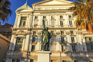 GÜZEL, FRANCE - 25 HAZİRAN 2024: Nice, Provence Alpes-Cote d 'Azur, Fransa' nın sahil caddesinin günbatımı Panoraması