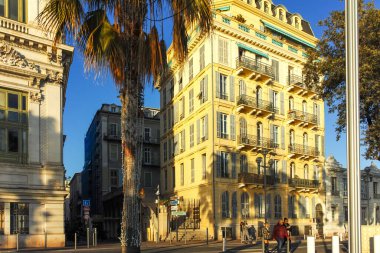 GÜZEL, FRANCE - 25 HAZİRAN 2024: Nice, Provence Alpes-Cote d 'Azur, Fransa' nın sahil caddesinin günbatımı Panoraması