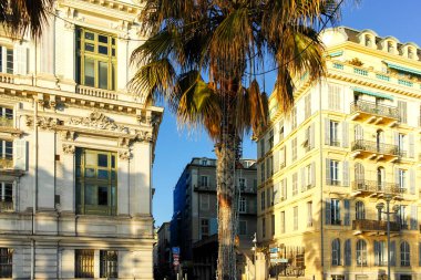 GÜZEL, FRANCE - 25 HAZİRAN 2024: Nice, Provence Alpes-Cote d 'Azur, Fransa' nın sahil caddesinin günbatımı Panoraması