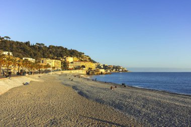 GÜZEL, FRANCE - 25 HAZİRAN 2024: Nice, Provence Alpes-Cote d 'Azur, Fransa' nın sahil caddesinin günbatımı Panoraması
