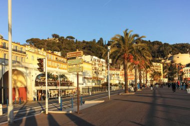 GÜZEL, FRANCE - 25 HAZİRAN 2024: Nice, Provence Alpes-Cote d 'Azur, Fransa' nın sahil caddesinin günbatımı Panoraması
