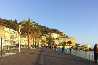 GÜZEL, FRANCE - 25 HAZİRAN 2024: Nice, Provence Alpes-Cote d 'Azur, Fransa' nın sahil caddesinin günbatımı Panoraması