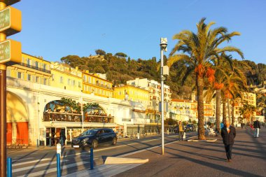 GÜZEL, FRANCE - 25 HAZİRAN 2024: Nice, Provence Alpes-Cote d 'Azur, Fransa' nın sahil caddesinin günbatımı Panoraması