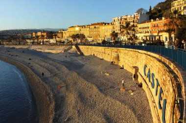 GÜZEL, FRANCE - 25 HAZİRAN 2024: Nice, Provence Alpes-Cote d 'Azur, Fransa' nın sahil caddesinin günbatımı Panoraması