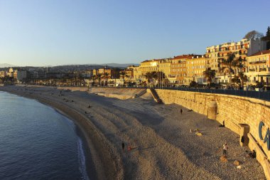 GÜZEL, FRANCE - 25 HAZİRAN 2024: Nice, Provence Alpes-Cote d 'Azur, Fransa' nın sahil caddesinin günbatımı Panoraması
