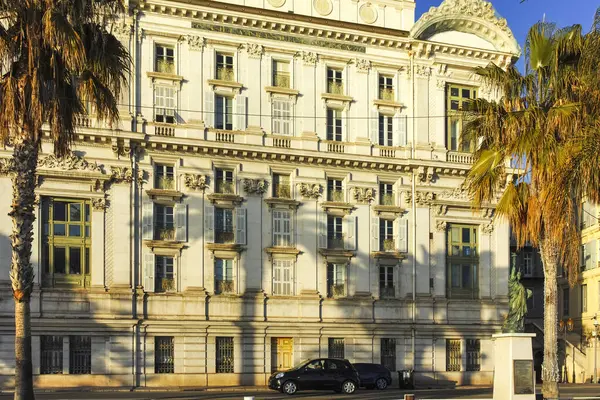 GÜZEL, FRANCE - 25 HAZİRAN 2024: Nice, Provence Alpes-Cote d 'Azur, Fransa' nın sahil caddesinin günbatımı Panoraması