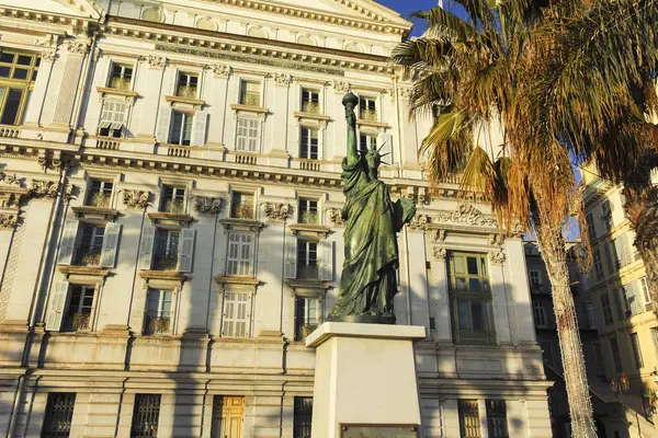 GÜZEL, FRANCE - 25 HAZİRAN 2024: Nice, Provence Alpes-Cote d 'Azur, Fransa' nın sahil caddesinin günbatımı Panoraması