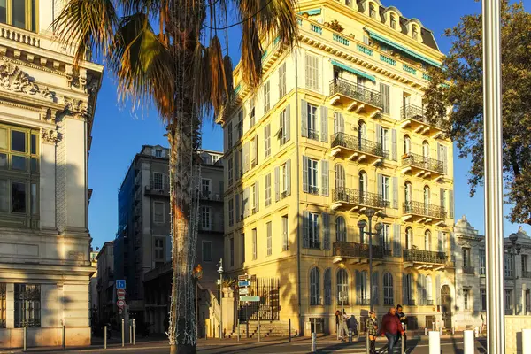 GÜZEL, FRANCE - 25 HAZİRAN 2024: Nice, Provence Alpes-Cote d 'Azur, Fransa' nın sahil caddesinin günbatımı Panoraması