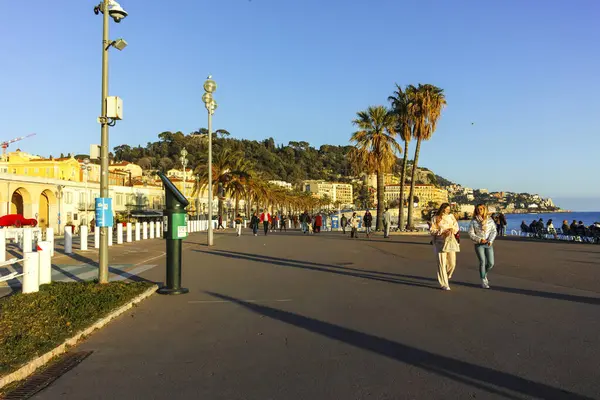 GÜZEL, FRANCE - 25 HAZİRAN 2024: Nice, Provence Alpes-Cote d 'Azur, Fransa' nın sahil caddesinin günbatımı Panoraması