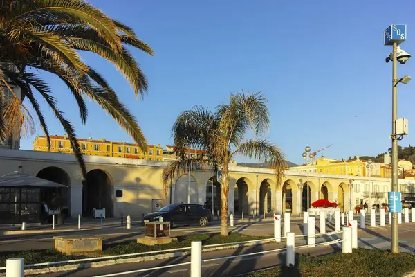 GÜZEL, FRANCE - 25 HAZİRAN 2024: Nice, Provence Alpes-Cote d 'Azur, Fransa' nın sahil caddesinin günbatımı Panoraması